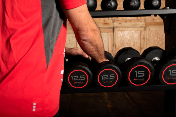 hombre-mancuernas-olive-de-un-rack-fotor-2 hombre-mancuernas-olive-de-un-rack-fotor-2